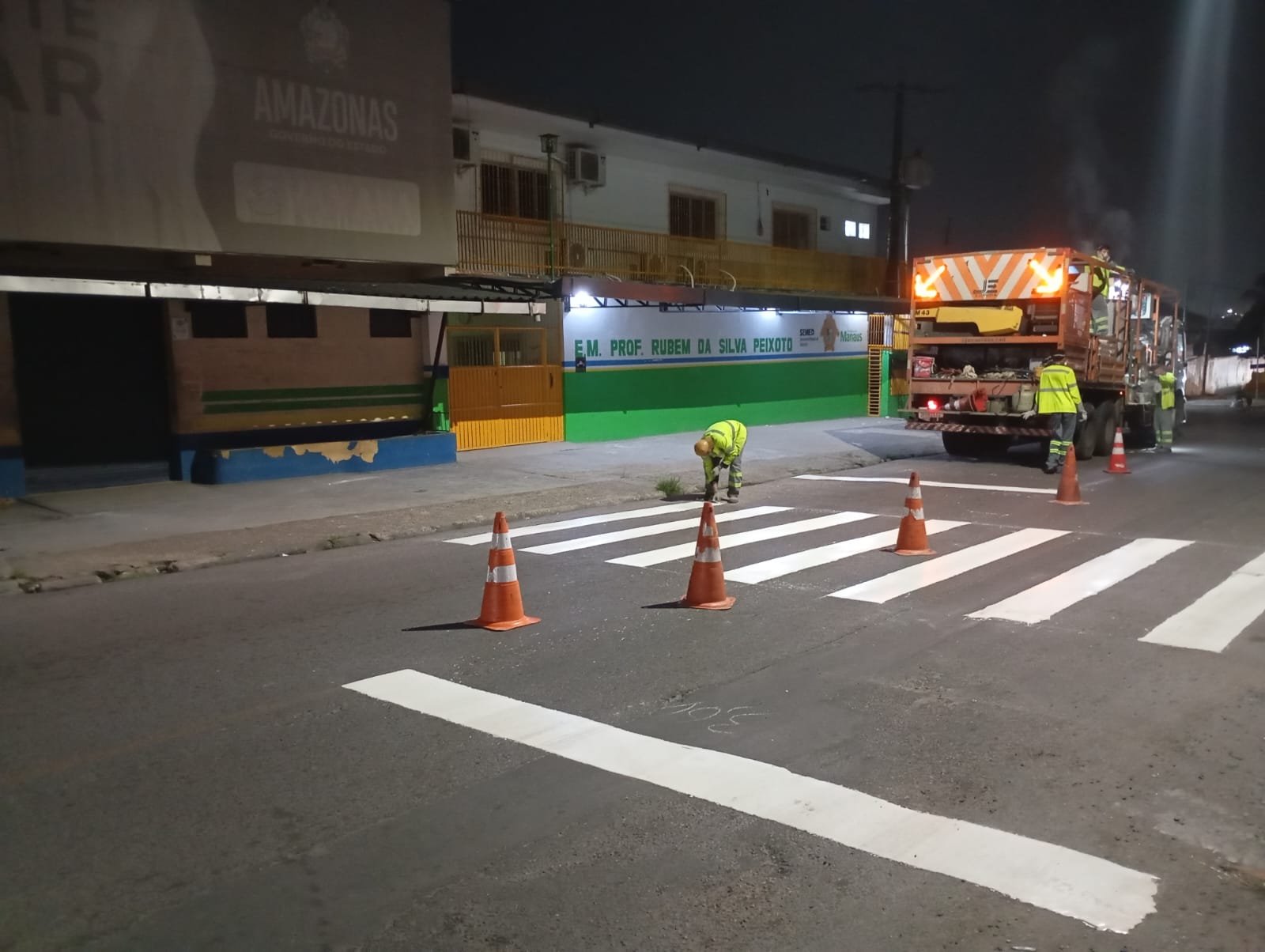 Faixas de pedestres recebem nova pintura em Manaus