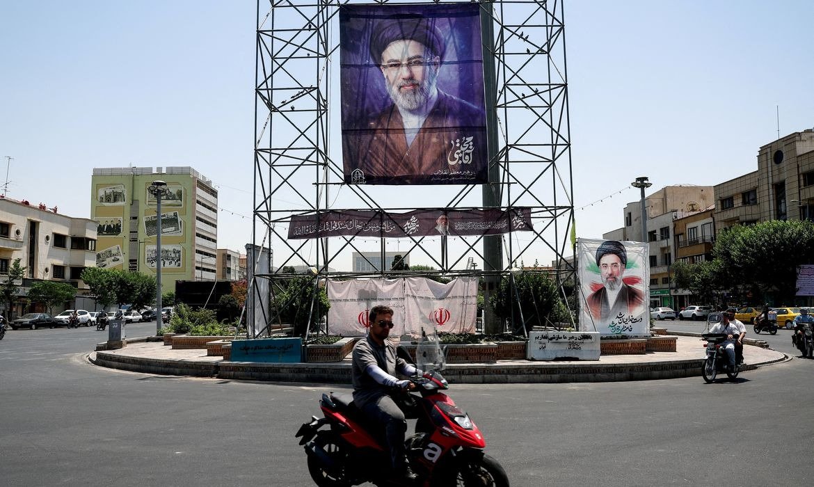 Cortejo de Ali Khamenei percorre cidades sagradas do Irã