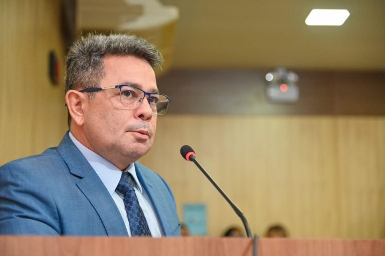 Silêncio sobre Tadeu de Souza repercute em evento político