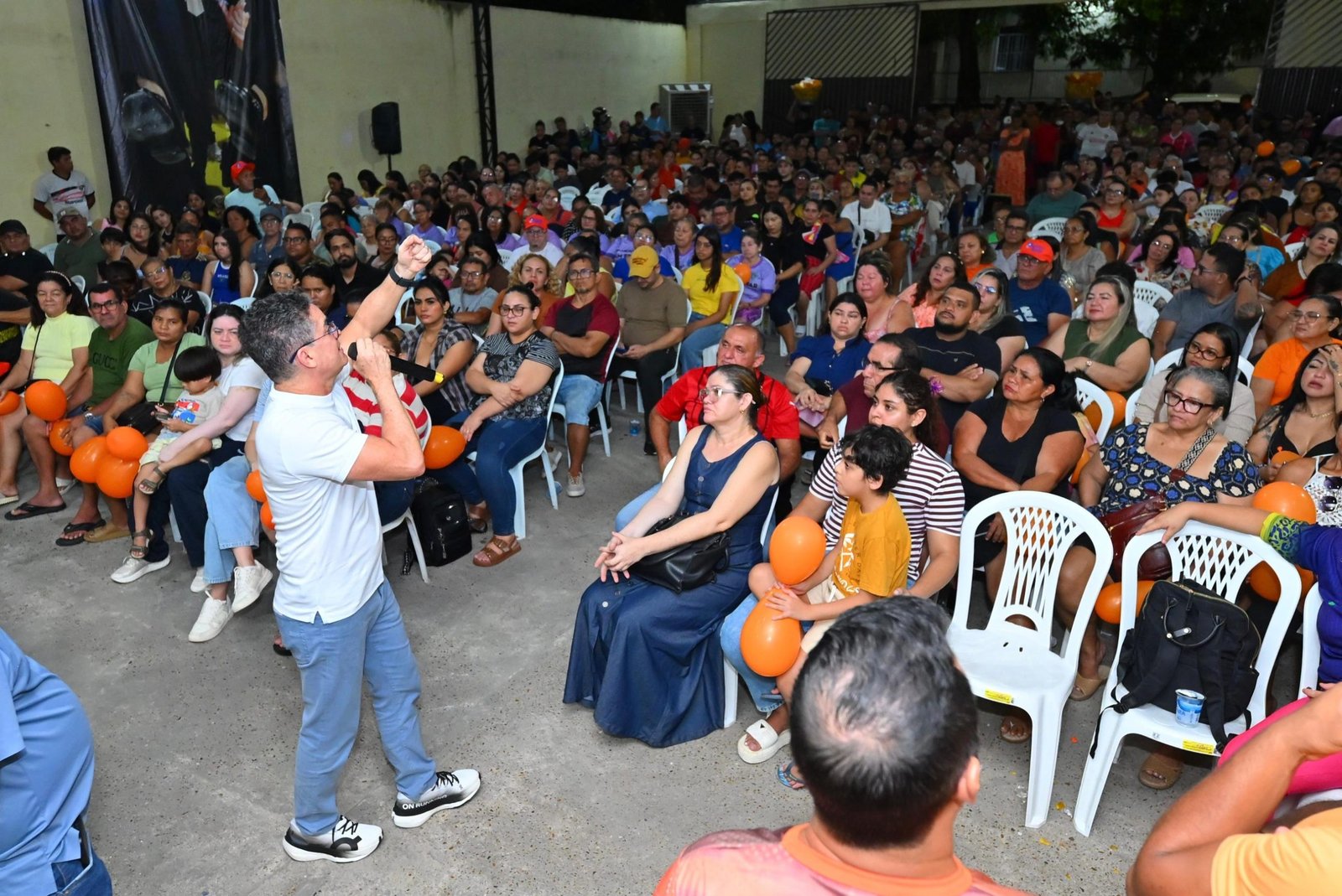 David Almeida mostra resultados da gestão durante encontro no Novo Aleixo