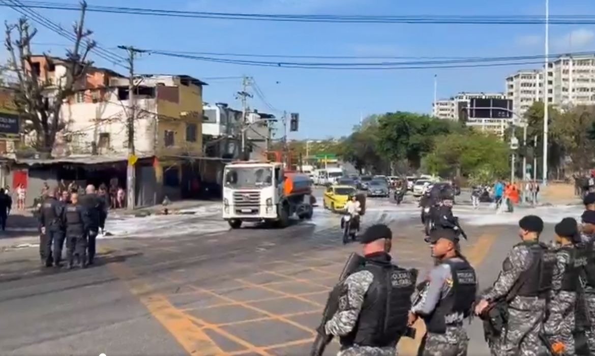Pneus e contêineres são usados em barricadas no Rio