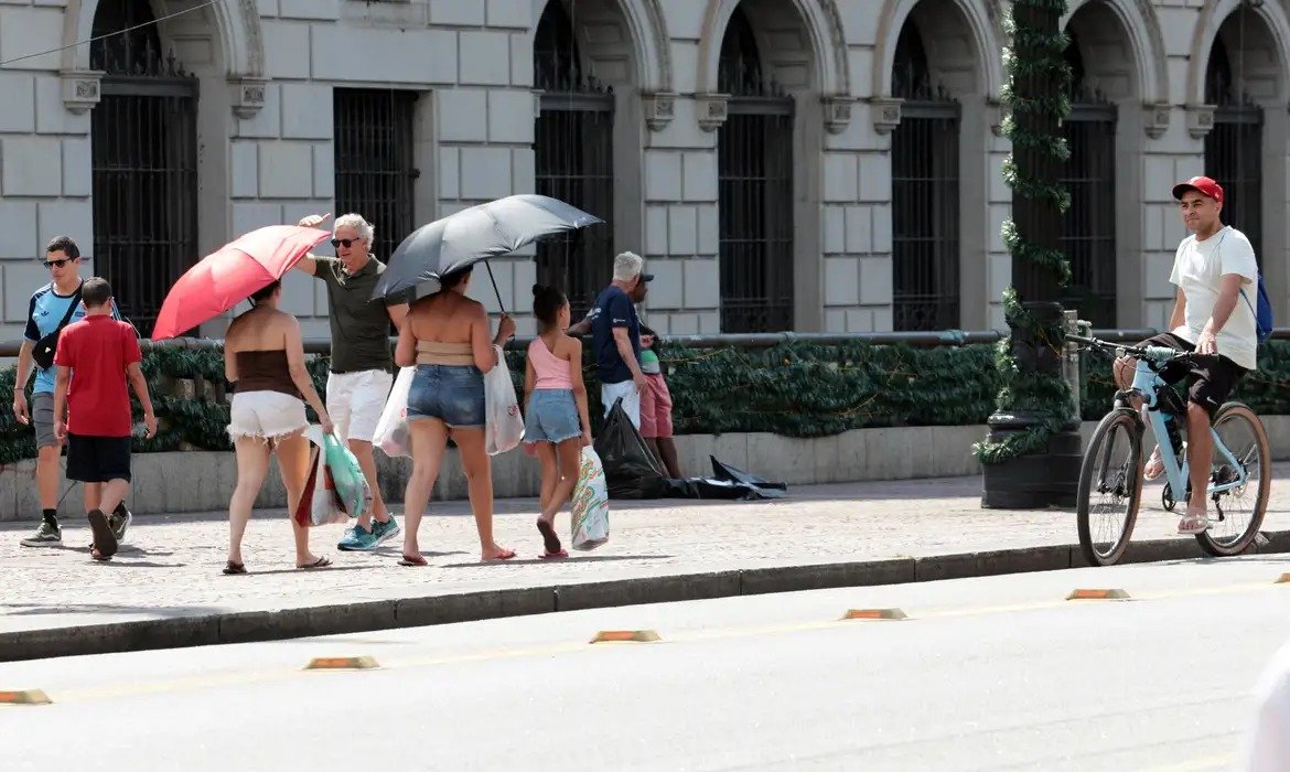Baixa umidade coloca Brasil em alerta amarelo