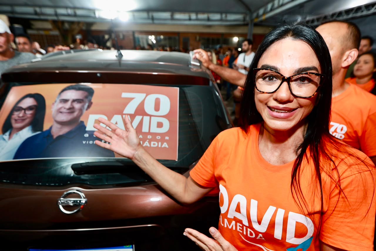 Shádia adesiva veículos no início da campanha