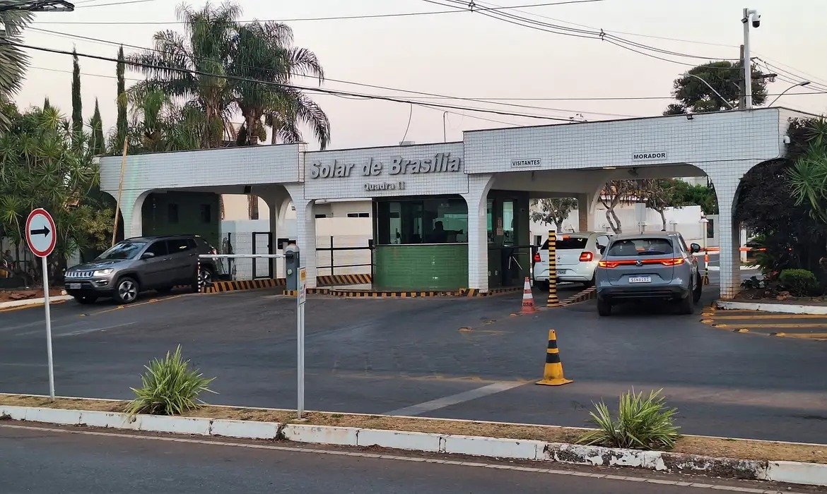 Bolsonaro poderá sair da prisão domiciliar para ir ao dentista