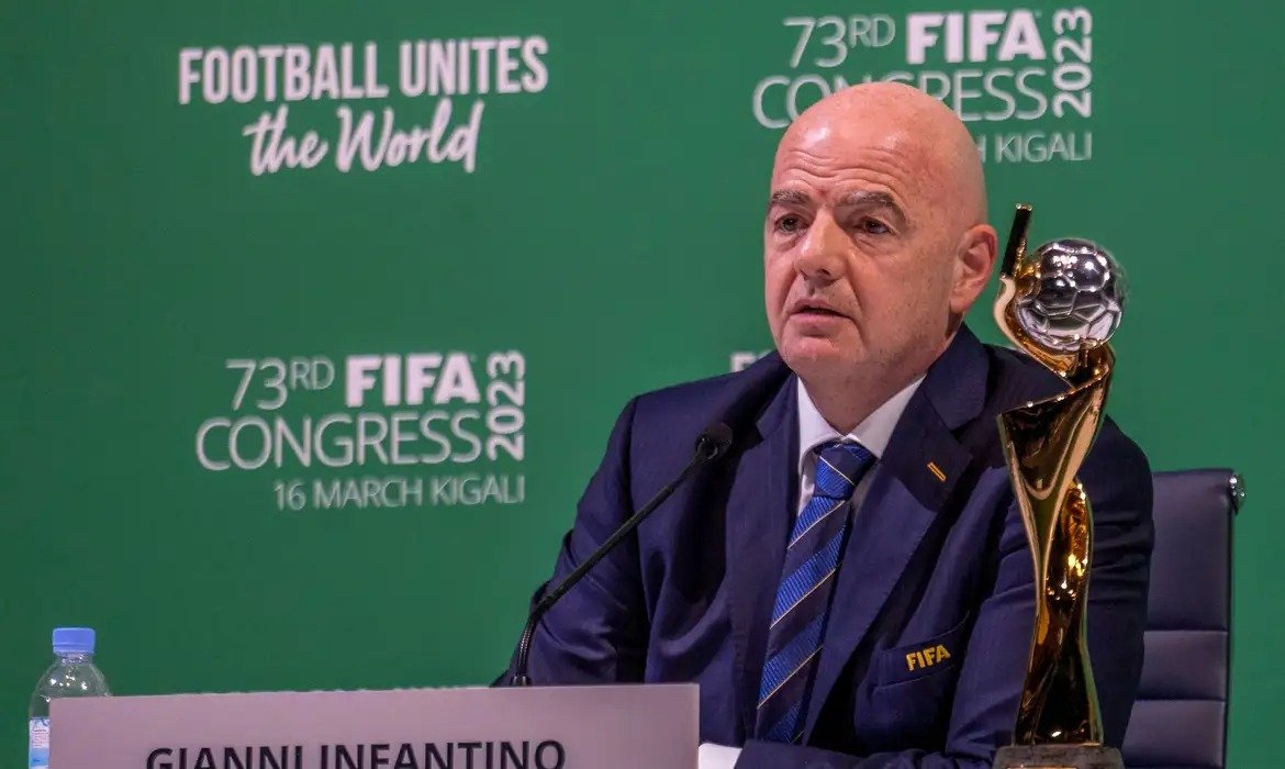 Disputa pelo comando da FIFA esquenta após França romper com Infantino