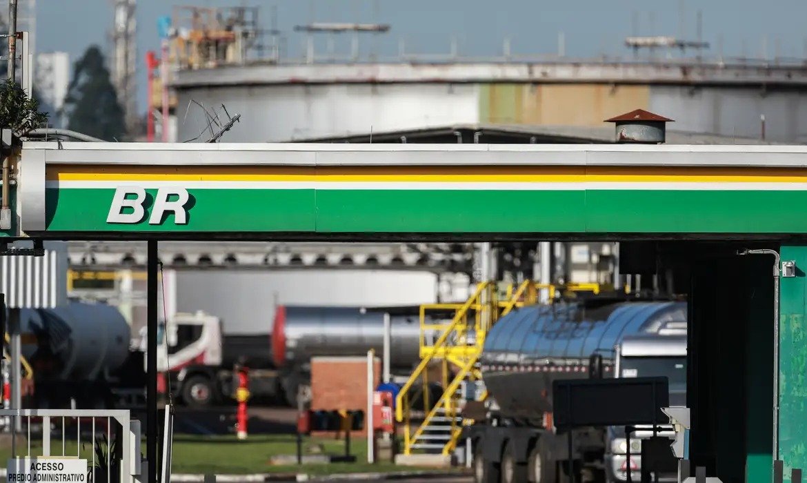 Governo reserva R$ 5,6 bilhões para subsidiar diesel rodoviário