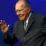 Sarney é hospitalizado em SP para continuar tratamento