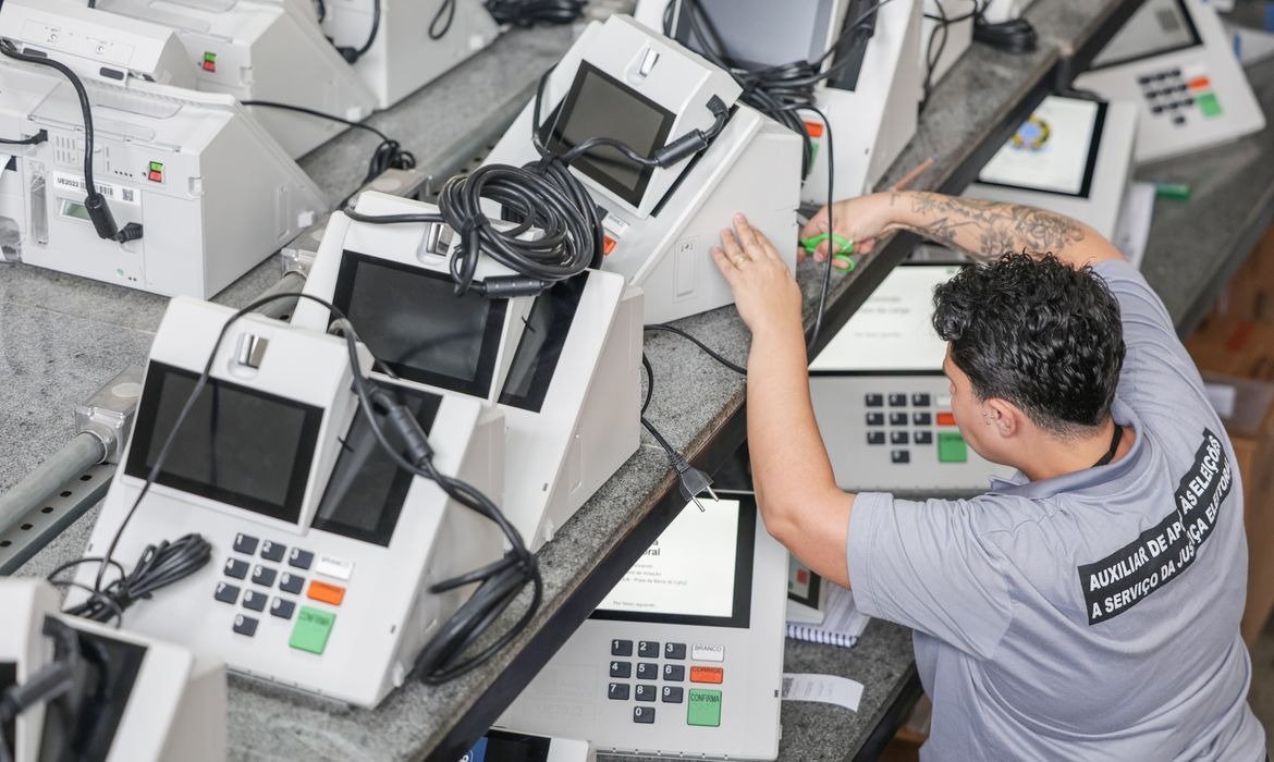 Fone para áudio da urna é fornecido pela Justiça Eleitoral